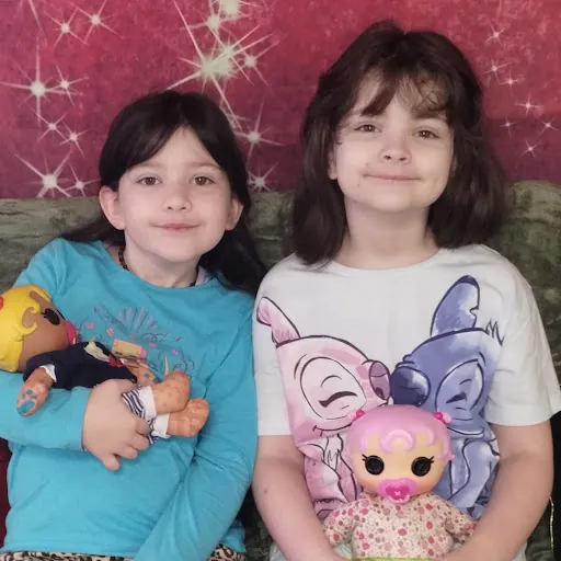 Hannah and Jessie Sinns